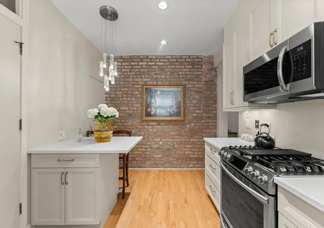Listing Photo 4 - Condo for sale in building located at 832 W Gunnison St, Chicago, IL 60640 - Unit #2S