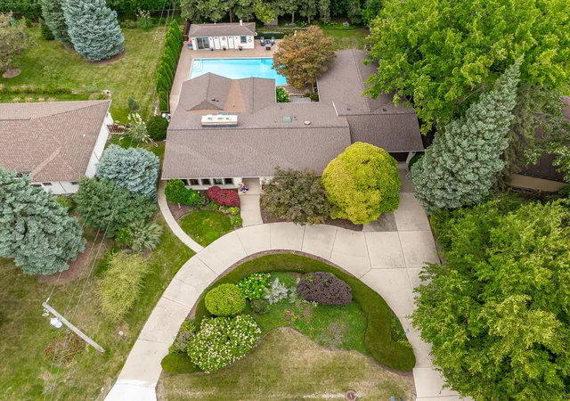 Photo 2 of Single family home for sale at 12 Meadowood Dr, Oak Brook, IL 60523 | MLS# 12756857 | Listing updated on 2026-09-13