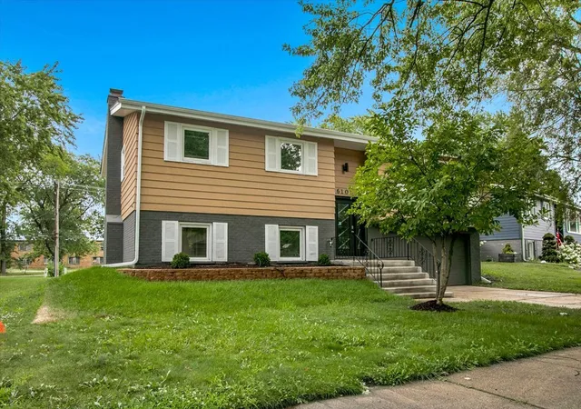 Photo 2 of Single family home for sale at 16101 Avalon Ave, South Holland, IL 60473 | MLS# 12756877 | Listing updated on 2026-09-17