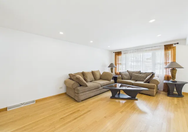 Photo 3 of Single family home for sale at 442 Gaylin Ct, Bensenville, IL 60106 | MLS# 12756892 | Listing updated on 2026-09-17