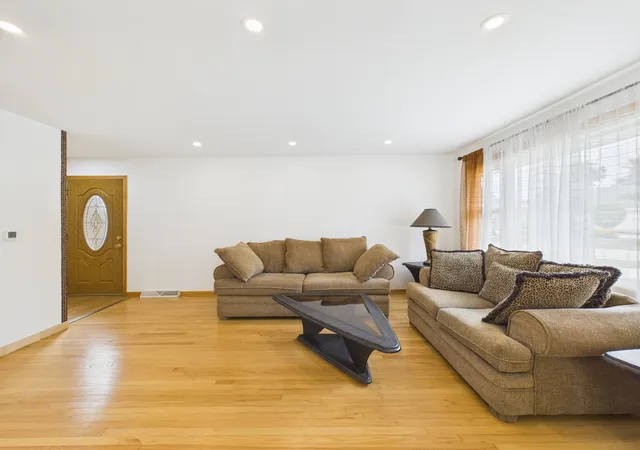 Photo 3 of Single family home for sale at 442 Gaylin Ct, Bensenville, IL 60106 | MLS# 12756892 | Listing updated on 2026-09-17