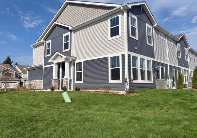 Photo 2 of Townhouse for sale at 643 Cassia Ct, Crystal Lake, IL 60012 | MLS# 12756910 | Listing updated on 2026-09-29