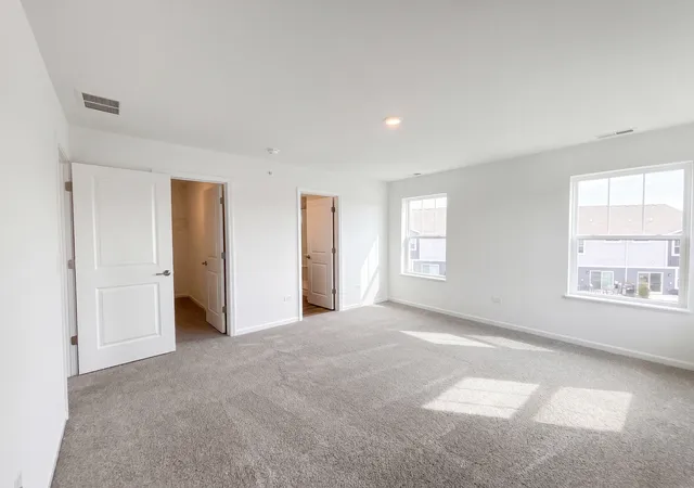 Photo 4 of Townhouse for sale at 643 Cassia Ct, Crystal Lake, IL 60012 | MLS# 12756910 | Listing updated on 2026-09-12
