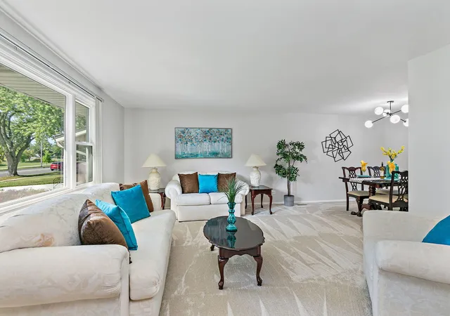 Photo 3 of Single family home for sale at 31 S Salem Dr, Schaumburg, IL 60193 | MLS# 12756923 | Listing updated on 2026-10-09