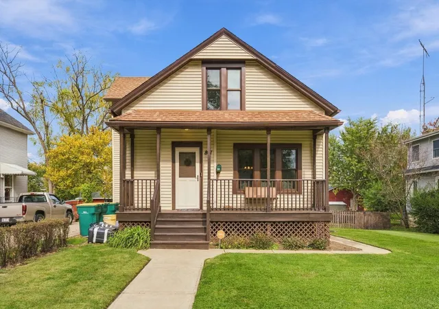 Photo 2 of Single family home for sale at 807 Campbell St, Joliet, IL 60435 | MLS# 12756946 | Listing updated on 2026-10-29