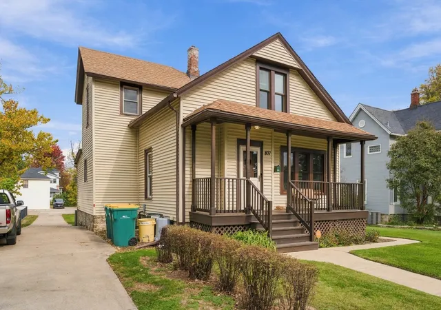 Photo 3 of Single family home for sale at 807 Campbell St, Joliet, IL 60435 | MLS# 12756946 | Listing updated on 2026-10-29