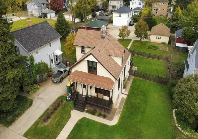 Photo 4 of Single family home for sale at 807 Campbell St, Joliet, IL 60435 | MLS# 12756946 | Listing updated on 2026-10-29