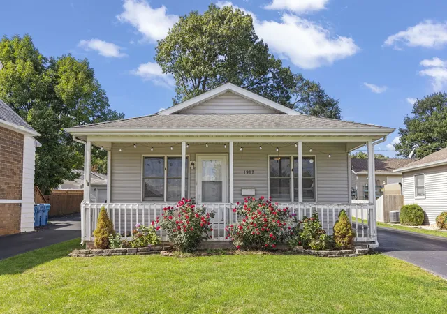 Photo 1 of Single family home for sale at 1917 N Hickory St, Crest Hill, IL 60403 | MLS# 12756961 | Listing updated on 2026-10-07
