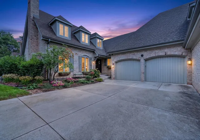 Townhouse for sale at 10 Tartan Ridge Rd, Burr Ridge, IL 60527 | MLS# 12756970