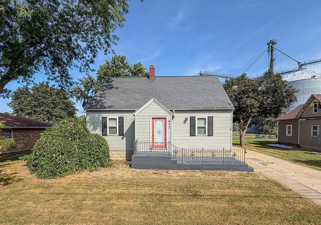 Photo 1 of Single family home for sale at 417 W Garfield Ave, Cissna Park, IL 60924 | MLS# 12756971 | Listing updated on 2026-09-22