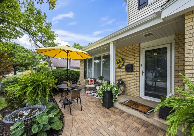 Photo 2 of Single family home for sale at 3014 N Dryden Pl, Arlington Heights, IL 60004 | MLS# 12756984 | Listing updated on 2026-10-07