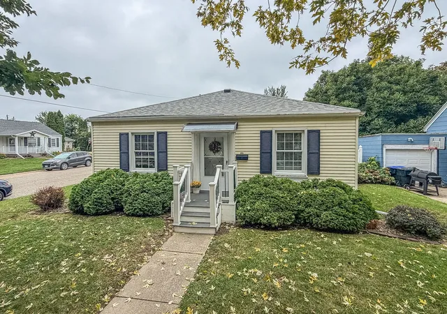 Photo 1 of Sale Pending at 609 S Florence Ave, Bloomington, IL 61701 | MLS# 12757005 | Listing updated on 2026-10-05