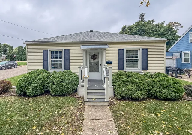 Photo 2 of Sale Pending at 609 S Florence Ave, Bloomington, IL 61701 | MLS# 12757005 | Listing updated on 2026-10-05