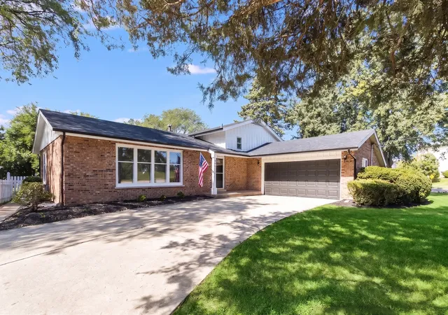 Photo 1 of Single family home for sale at 640 N Locust St, Frankfort, IL 60423 | MLS# 12757046 | Listing updated on 2026-09-14