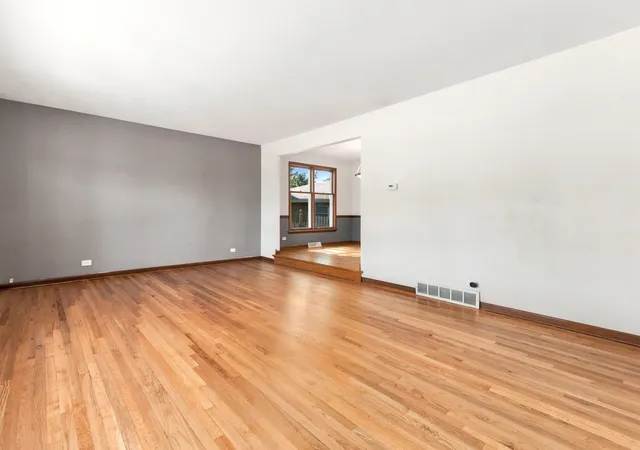 Photo 2 of Single family home for sale at 640 N Locust St, Frankfort, IL 60423 | MLS# 12757046 | Listing updated on 2026-10-07