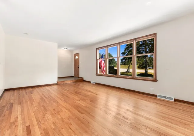 Photo 3 of Single family home for sale at 640 N Locust St, Frankfort, IL 60423 | MLS# 12757046 | Listing updated on 2026-09-14