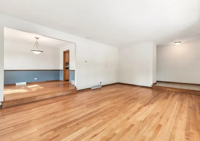 Photo 4 of Single family home for sale at 640 N Locust St, Frankfort, IL 60423 | MLS# 12757046 | Listing updated on 2026-09-14