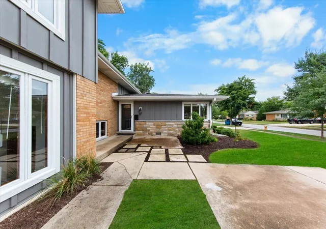 Photo 2 of Single family home for sale at 558 E Park Ave, Elmhurst, IL 60126 | MLS# 12757098 | Listing updated on 2026-09-17