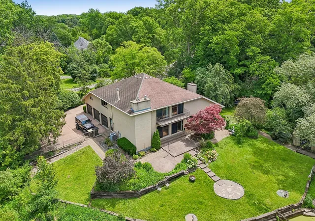Photo 2 of Single family home for sale at 1191 Hunters Ln, Libertyville, IL 60048 | MLS# 12757104 | Listing updated on 2026-09-17