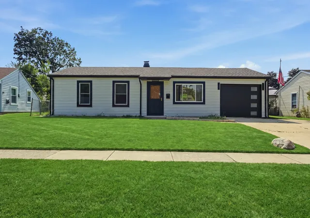 Photo 3 of Single family home for sale at 916 Mulberry Ln, Streamwood, IL 60107 | MLS# 12757119 | Listing updated on 2026-09-17
