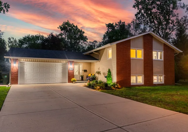 Photo 1 of Single family home for sale at 917 E Schirra Dr, Palatine, IL 60074 | MLS# 12757131 | Listing updated on 2026-09-21