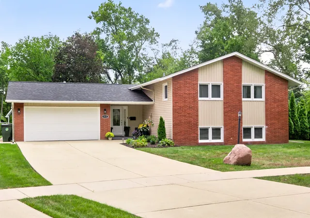 Photo 2 of Single family home for sale at 917 E Schirra Dr, Palatine, IL 60074 | MLS# 12757131 | Listing updated on 2026-09-21