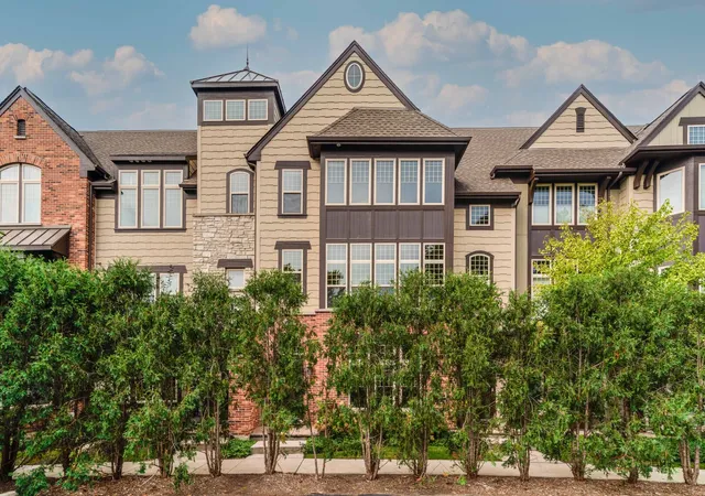 Photo 1 of Townhouse for sale at 617 Parkside Ct, Libertyville, IL 60048 | MLS# 12757160 | Listing updated on 2026-09-24