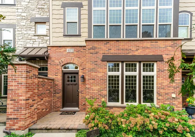 Photo 2 of Townhouse for sale at 617 Parkside Ct, Libertyville, IL 60048 | MLS# 12757160 | Listing updated on 2026-09-24