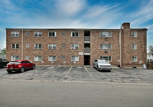 Photo 4 of Townhouse for sale at 600 S York St #3E, Elmhurst, IL 60126 | MLS# 12757190 | Listing updated on 2026-09-17