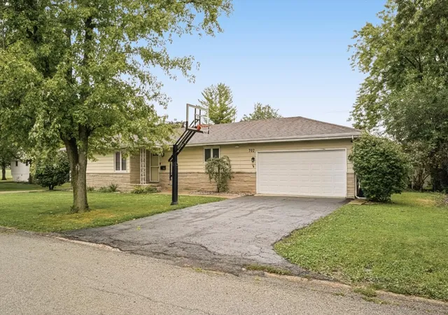 Photo 2 of Single family home for sale at 702 Wilson Ave, Hoopeston, IL 60942 | MLS# 12757202 | Listing updated on 2026-09-25