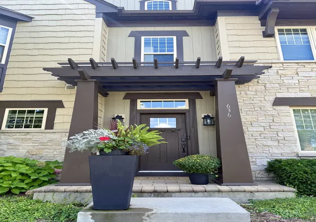Photo 3 of Townhouse for sale at 636 Parkside Ct, Libertyville, IL 60048 | MLS# 12757212 | Listing updated on 2026-09-30