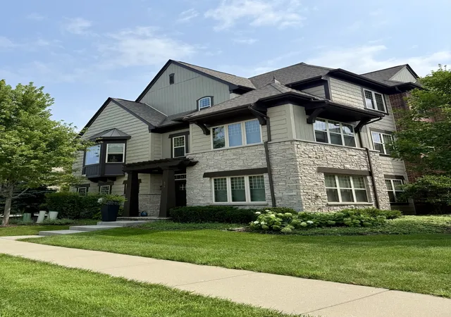 Photo 4 of Townhouse for sale at 636 Parkside Ct, Libertyville, IL 60048 | MLS# 12757212 | Listing updated on 2026-09-30