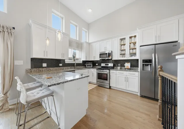 Listing Photo 4 - Condo for sale at Glencar Estates, Unit 4 6451 S New England Ave, Glencar Estates, Chicago, IL 60638 | Built Year: 1960-2017