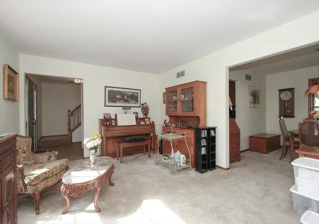 Photo 4 of Single family home for sale at 586 Liberty Ave, South Elgin, IL 60177 | MLS# 12757345 | Listing updated on 2026-10-21