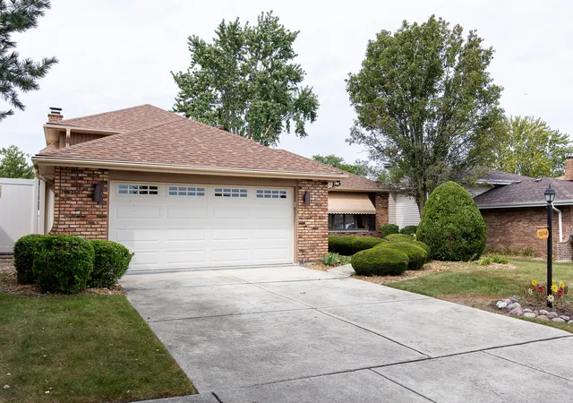 Photo 3 of Single family home for sale at 15548 Vista Dr, Oak Forest, IL 60452 | MLS# 12757351 | Listing updated on 2026-09-16