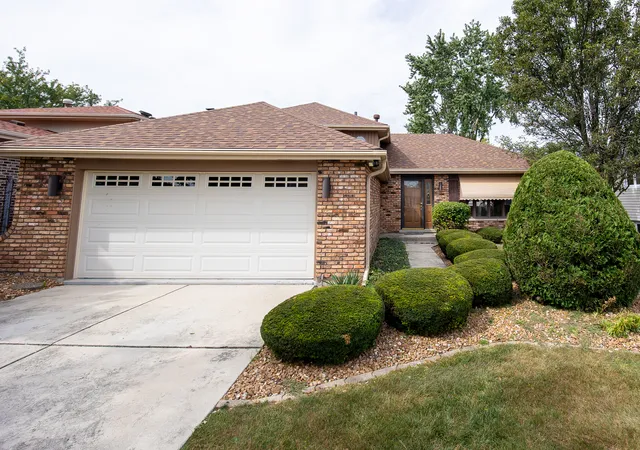 Photo 3 of Single family home for sale at 15548 Vista Dr, Oak Forest, IL 60452 | MLS# 12757351 | Listing updated on 2026-09-16