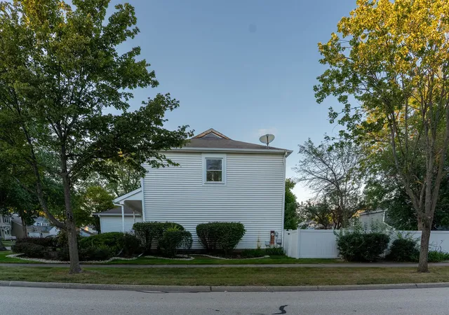 Photo 3 of Single family home for sale at 901 Providence Ln, Buffalo Grove, IL 60089 | MLS# 12757393 | Listing updated on 2026-09-17