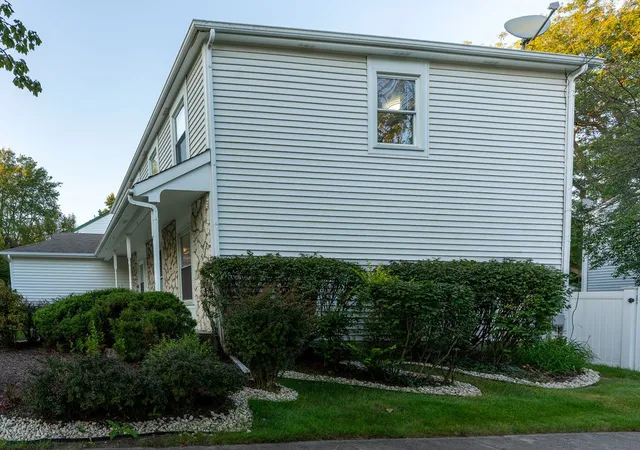 Photo 3 of Single family home for sale at 901 Providence Ln, Buffalo Grove, IL 60089 | MLS# 12757393 | Listing updated on 2026-09-17