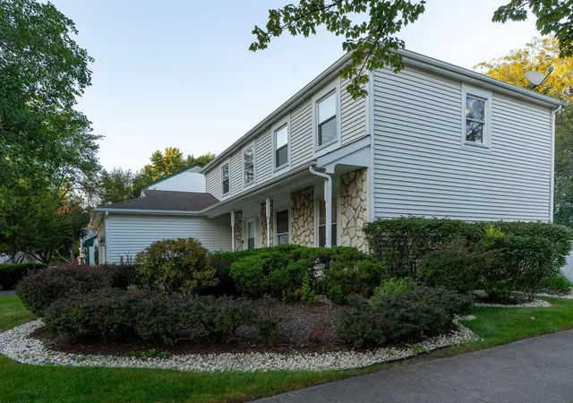 Photo 4 of Single family home for sale at 901 Providence Ln, Buffalo Grove, IL 60089 | MLS# 12757393 | Listing updated on 2026-09-17