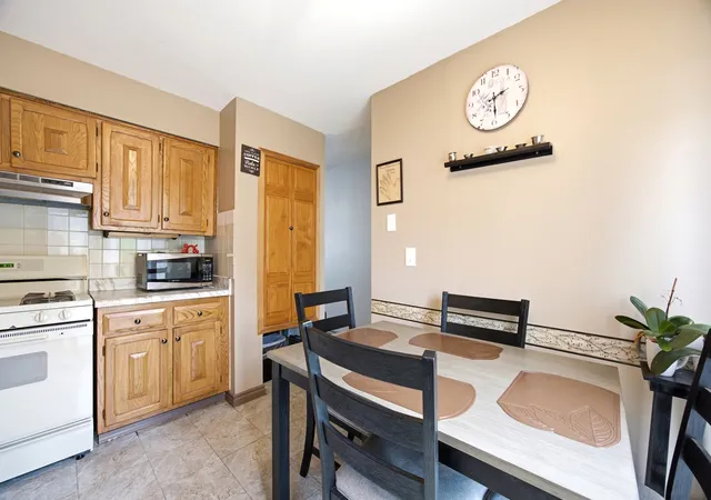 Photo 4 of Townhouse for sale at 1074 Bristol Ct, Streamwood, IL 60107 | MLS# 12757403 | Listing updated on 2026-09-17