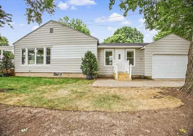 Photo 4 of Single family home for sale at 517 E Payson St, Pontiac, IL 61764 | MLS# 12757407 | Listing updated on 2026-10-01
