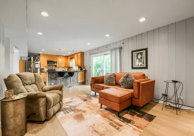 Photo 4 of Single family home for sale at 4511 Crab Orchard Dr, Hoffman Estates, IL 60192 | MLS# 12757421 | Listing updated on 2026-09-23