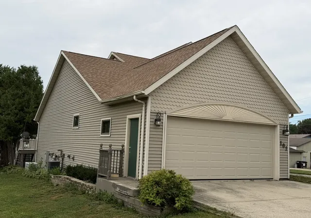 Photo 3 of Single family home for sale at 101 E Provost St, Lena, IL 61048 | MLS# 12757429 | Listing updated on 2026-10-05