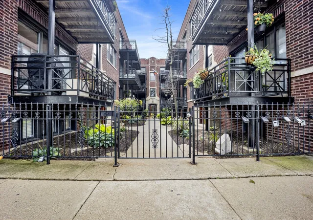 Condo for sale at 1133 W Grace St #G, Chicago, IL 60613 | MLS# 12757439