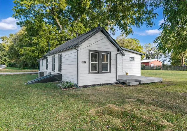 Photo 2 of Single family home for sale at 1219 Devils Glen Rd, Bettendorf, IA 52722 | MLS# 12757477 | Listing updated on 2026-10-21