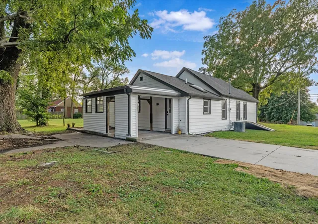 Photo 4 of Single family home for sale at 1219 Devils Glen Rd, Bettendorf, IA 52722 | MLS# 12757477 | Listing updated on 2026-10-21