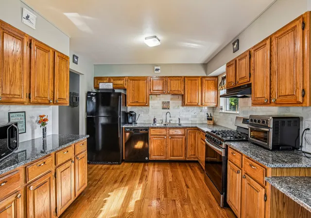 Photo 4 of Single family home for sale at 256 Meadows Dr, Sugar Grove, IL 60554 | MLS# 12757482 | Listing updated on 2026-09-21