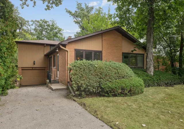 Photo 1 of Single family home for sale at 211 Sumac Rd, Highland Park, IL 60035 | MLS# 12757507 | Listing updated on 2026-09-24