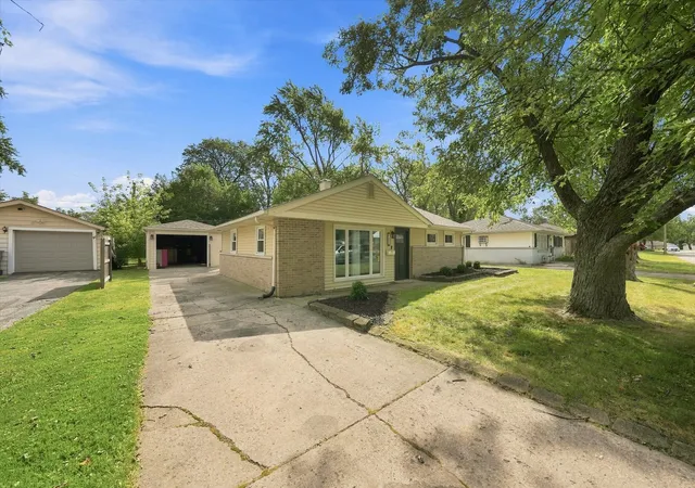 Photo 3 of Single family home for sale at 422 Suwanee St, Park Forest, IL 60466 | MLS# 12757513 | Listing updated on 2026-09-18