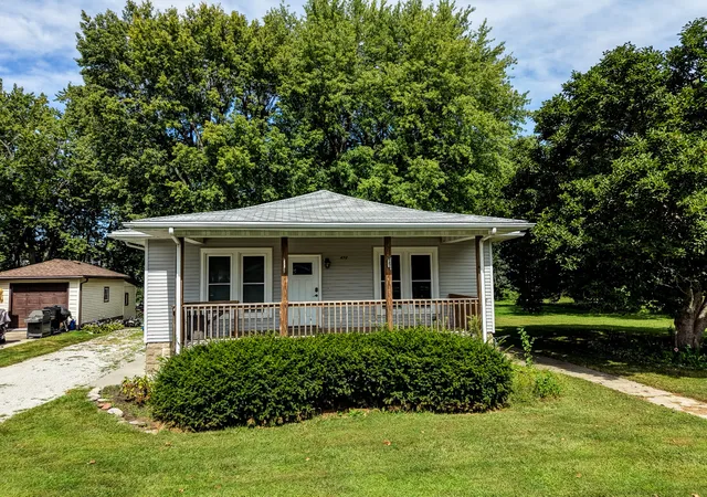 Photo 2 of Single family home for sale at 472 E Cherry St, Watseka, IL 60970 | MLS# 12757514 | Listing updated on 2026-09-30